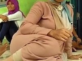 Watch a stunning Indonesian Muslim woman in a hijab in this erotic video