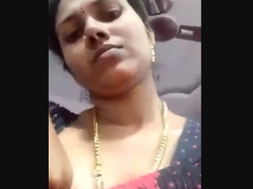 Indian woman flaunts her large breasts in MMS video