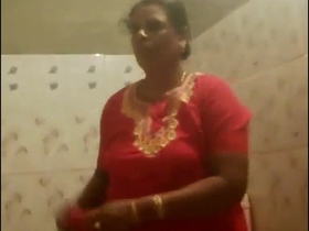 Hidden camera captures mallu aunty's nude bath and dress change